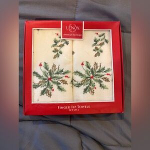 Lenox Holiday Finger Tip Towels – Set of 2 (New in Box)